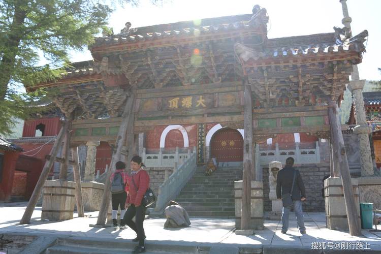 山西五台山演教寺遭遇大雪封山，游客无法通行