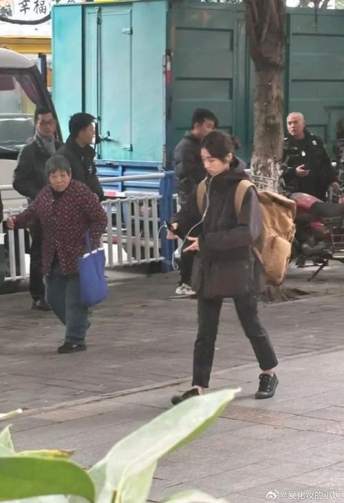 澳门街头惊现成龙与张子枫，网友偶遇明星亲民瞬间引热议